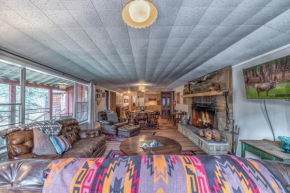 Singing Pines Cabin: 3 Bedroom, 2 Bath Vintage Ruidoso Charmer in the Upper Canyon!